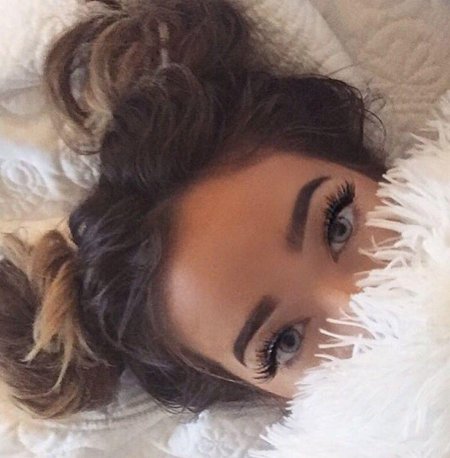 Выбритая полоска на брови