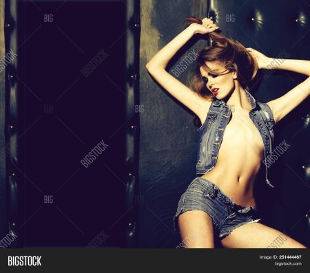 Девушки в джинсовых комбинезонах эро