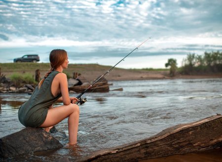 Девушка с удочкой