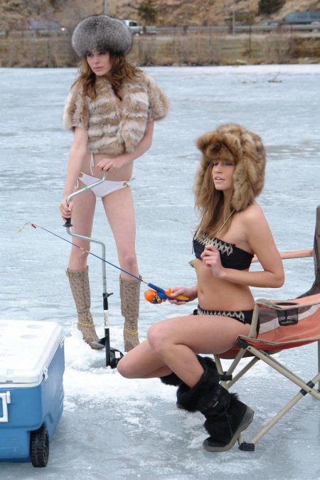 Девушка на зимней рыбалке