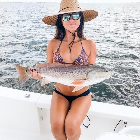 Красивая девушка с рыбой