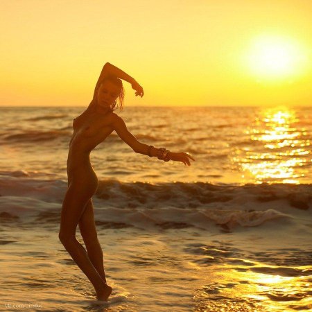 Девушка ню в лучах солнца