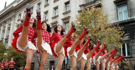 Девушки на параде