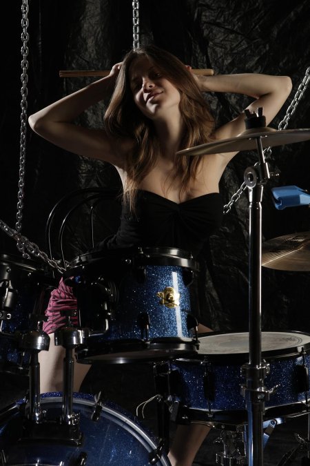 Девушка играет на барабанах