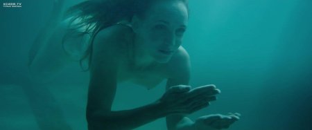Голая девушка под водой