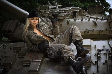 Девушка в танке