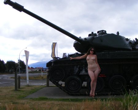 Голые девчонки на танке