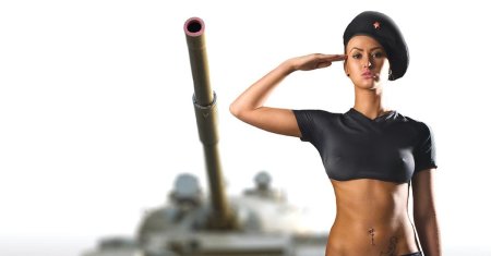 Девушка на фоне танка