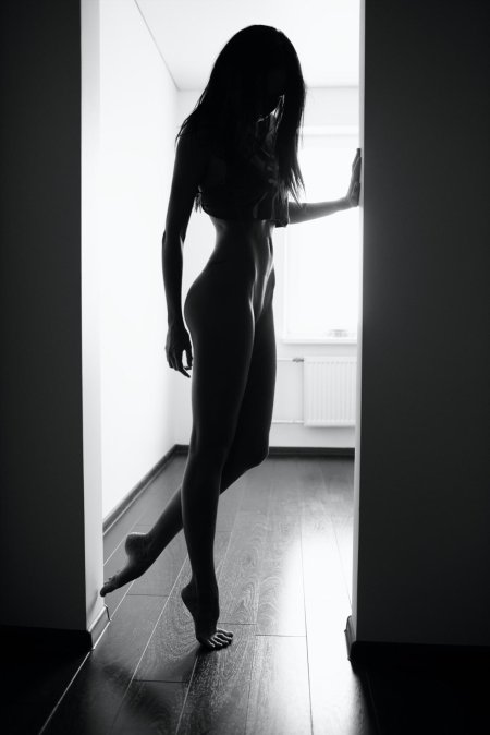 Тень голой девушки