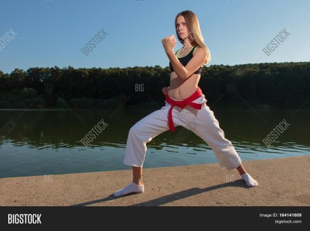 Девочка каратистка