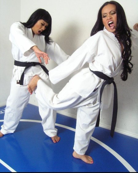 Девушка карате