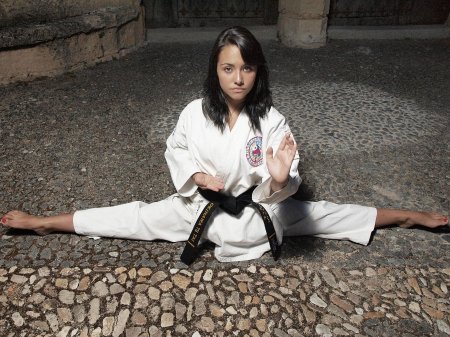 Девушка каратистка