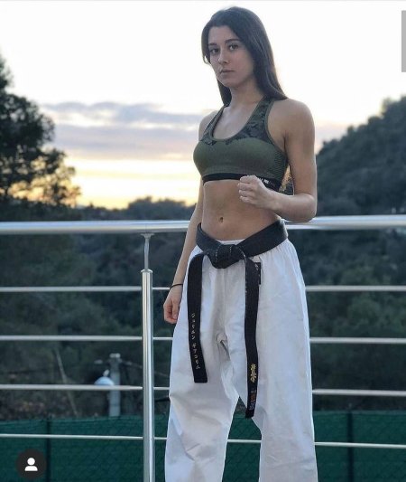 Девушка кикбоксер