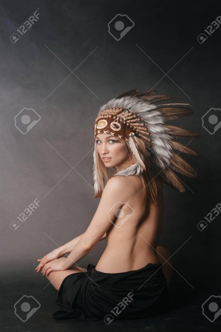 Девушка в индейском головном уборе
