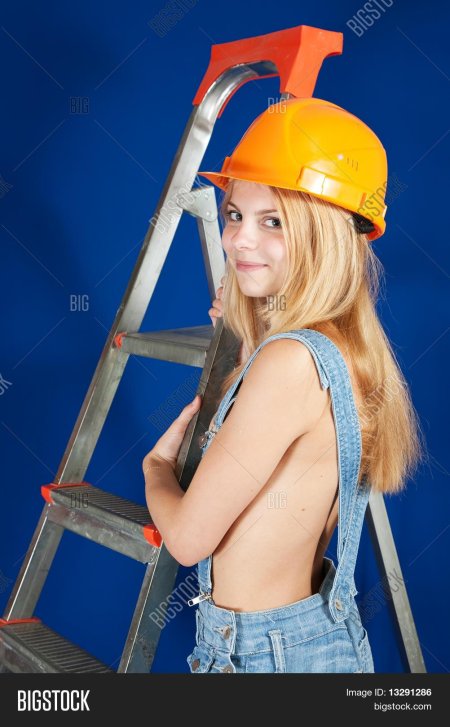 Девушка строитель