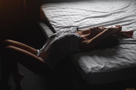 Тело девушки на кровати