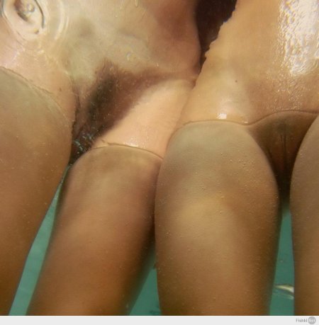 Девушки кончают в мокрых трусах