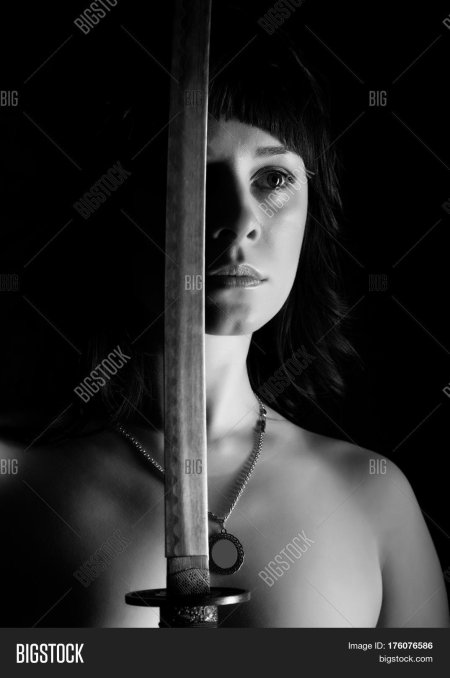 Женщина с мечом