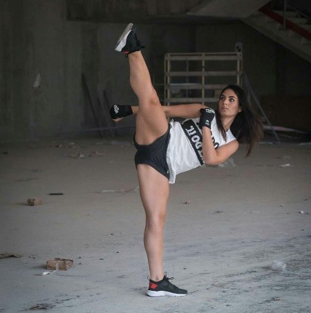 Хлоя брюс каратистка