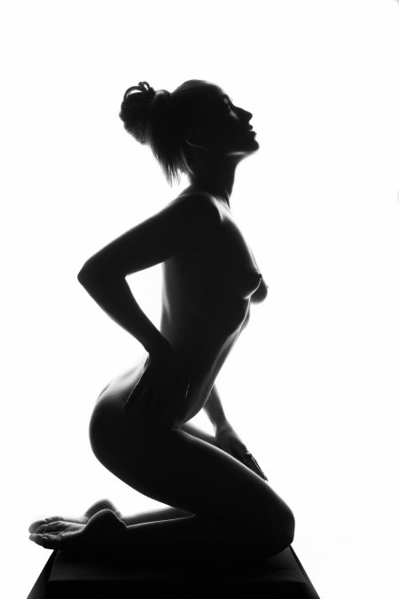 Силуэт голой девушки