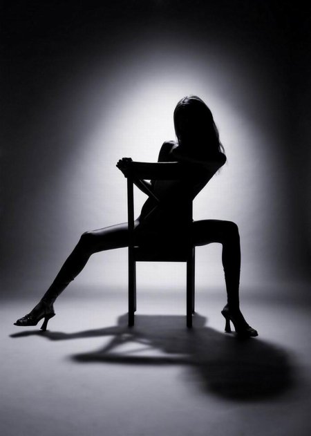 Девушка на стуле