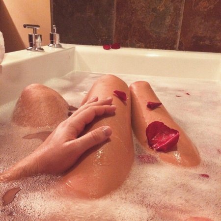 Ноги в ванной женские