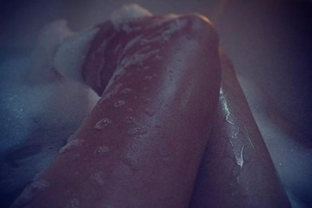 Ноги девушки в ванне