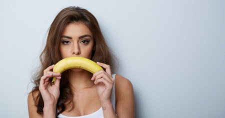 Девушка с бананом