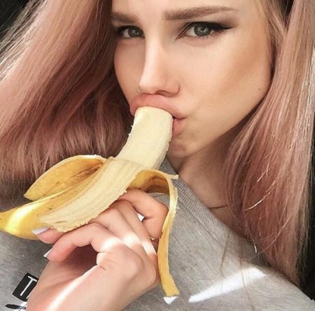 Девушка с бананом