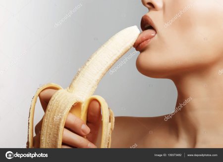 Девушка лижет банан