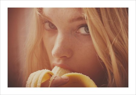 Девушка с бананом