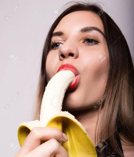 Девушка с бананом