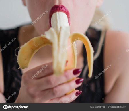 Девушка с бананом