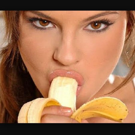Девушка с бананом