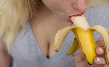 Девушка с бананом во рту