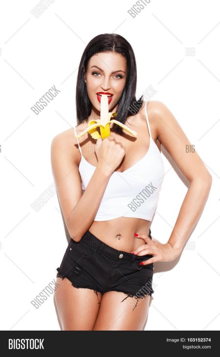 Девушка ест банан