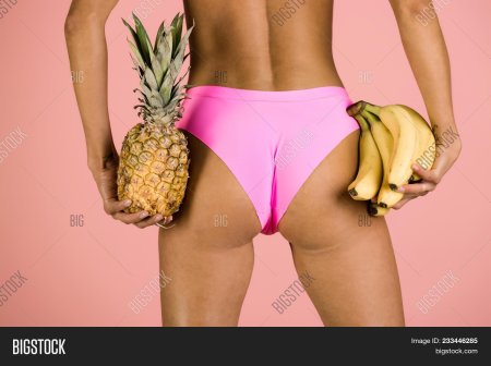 Девушка с бананом в трусах
