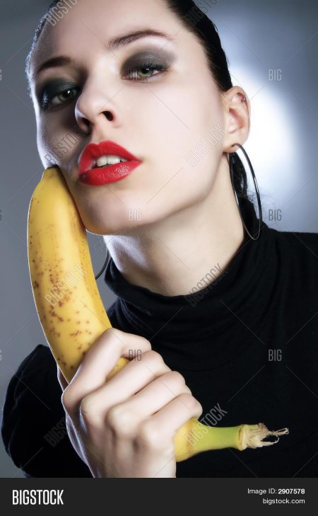 Банан во рту девушки