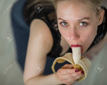 Девушка банан