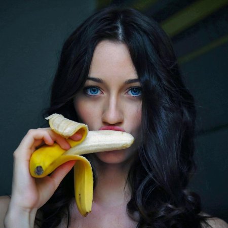 Красивая девушка с бананом