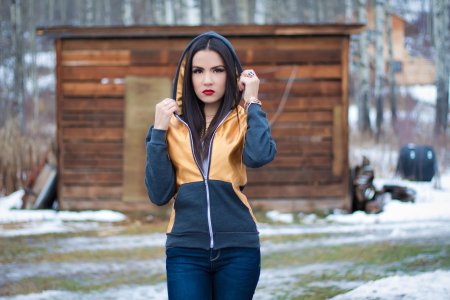 Брюнетка девушка