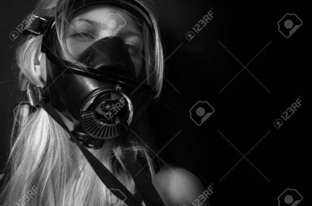 Женщина в противогазе