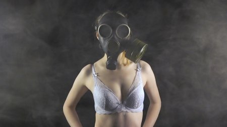 Голая женщина в противогазе