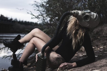 Девушка в противогазе