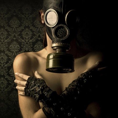 Девушка в респираторе