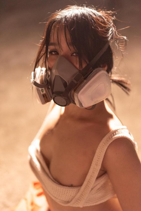 Девушка в респираторе