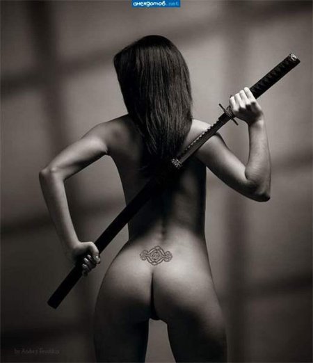 Голая девушка с мечом