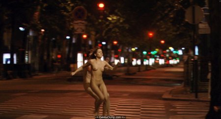 Бегает голышом по улице