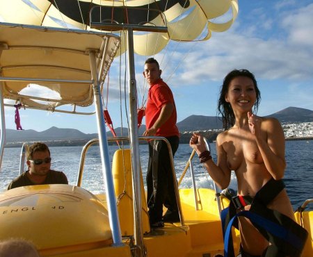 Голые тёлки с парашютом