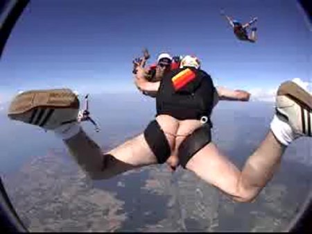 Прыжок с парашютом нагишом